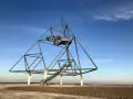 Das Tetraeder auf der Halde Beckstraße in Bottrop, ein Wahrzeichen der Industriekultur, ragt gegen einen blauen Himmel.