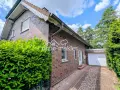Ziegelhaus mit Garage und gepflegtem Vorgarten. Ideal für einen hausverkauf privat an privat.
