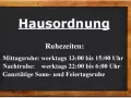 Hausordnung mit Ruhezeiten: Mittagsruhe 13-15 Uhr, Nachtruhe 22-6 Uhr, ganztägig an Sonn- und Feiertagen.