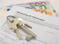 Mietvertrag für Wohnungen mit Schlüsseln und Euro-Scheinen. Informiert über den Mietspiegel Goch.