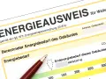 Ein Energieausweis für Wohngebäude zeigt, was der Energieausweis aussagt: den berechneten Energiebedarf und die CO2-Emissionen.