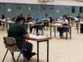 Jugendliche sitzen an Tischen in einer Halle, bereit für eine Sitzung des Jugendparlaments Bottrop.