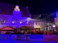 Festlicher weihnachtsmarkt Haltern am See mit bunten Lichtern, Buden und vielen Besuchern.