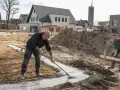 Bauarbeiter legen Fundament in Bocholt. Der Quadratmeterpreis für Grundstücke hier könnte durch solche Bauprojekte beeinflusst werden.