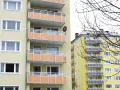 Mehrfamilienhäuser in Erkrath mit Balkonen und Fenstern. Ein Blick auf den Mietspiegel Erkrath könnte hier nützlich sein.