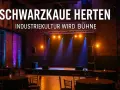 Bühne in der Schwarzkaue Herten, wo Industriekultur zum Leben erwacht. Tische und Stühle sind für Gäste bereit.