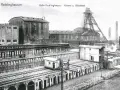 Industriekomplex Zeche Recklinghausen Hochlarmark mit Förderturm, Gebäuden und Bahngleisen.