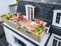 Ein Paar genießt den Sommer auf einem Balkon mit Holz-Bodenbelag, ideal für eine Mietwohnung. Grillen und Entspannen stehen im Vordergrund.