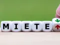Würfel zeigen "MIETE" und einen Pfeil nach oben/unten. Der Mietspiegel Salzkotten könnte sich ändern.