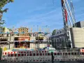 Baustelle in Solingen: Ein Kran ragt über ein im Bau befindliches Gebäude. Die steigenden immobilienpreise solingen spiegeln sich in solchen Projekten wider.