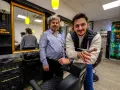 Zwei Herren in einem modernen Salon, bereit für einen Haarschnitt. Der Salon "Schnittkaue Recklinghausen" bietet stilvolle Atmosphäre und professionelle Pflege.