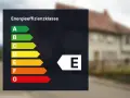 Energieeffizienzklasse E auf einem dunklen Hintergrund, daneben eine Skala von A bis G.