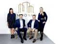 Immobilienpreise Oberhausen: Vier professionelle Makler des Unternehmens "MMONAD" posieren vor ihrem Logo.
