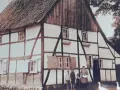 Fachwerkhaus in Lohburg, Waltrop, mit Familie und Gänsen vor dem Haus.