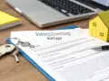 Schlüssel und ein gelbes Hausmodell liegen auf einem Wohnungsbewerbung-Formular. Perfekt für die erste eigene Wohnung als Single.