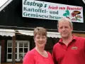 Ein Paar vor Enstrup's Kartoffel- und Gemüsescheune in Haltern. Frische Produkte direkt vom Bauernhof.