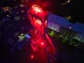 Der beleuchtete Förderturm des Erzschacht Marl erstrahlt in rotem Licht.
