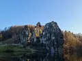 Felsformationen am Seeufer, ein tolles Ziel für ausflugsziele im umkreis von 30km.