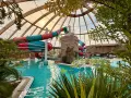Buntes Rutschenparadies im **Dorsten Freibad** unter einem Glasdach. Türkises Wasser lädt zum Planschen ein.