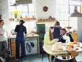 WG-Leben: Freunde frühstücken und besprechen den wg mietvertrag.