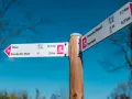 Wegweiser mit Zielen wie Wesel, Diersfordter Wald und Rheinufer (Wesel). Die hohe Mark steig ist gut sichtbar.