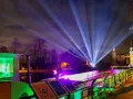 Lichterzauber am weihnachtsmarkt schiffshebewerk henrichenburg. Strahlende Lichtkegel erhellen den Nachthimmel über dem beleuchteten Schiffshebewerk.
