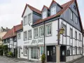 Fachwerkhäuser säumen eine Gasse im Dorf Westerholt. Das Gasthof "Altes Dorf" ist gut erkennbar.
