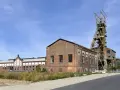 Die Zeche Ewald Fortsetzung mit ihrem markanten Förderturm und Backsteingebäuden, ein Zeugnis industrieller Vergangenheit.