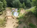 Erdhügel und Sprünge im Bikepark Haltern, bereit für actionreiche Abenteuer.