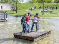 Drei Jungen auf einem Floß im Wasserpark am Schiffshebewerk Henrichenburg. Ein Spielplatz für kleine Abenteurer.