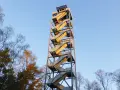 Der feuerwachturm Hohe Mark ragt mit seinen gewendelten Treppen in den blauen Himmel. Umgeben von kahlen Bäumen, verspricht er eine weite Aussicht.