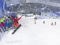 Familie genießt eine Fahrt mit dem Sessellift in der Bottroper Skihalle, bereit für den Wintersport.