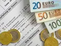 Euro-Scheine und Münzen liegen auf einer Nebenkostenabrechnung. Die Aufteilung der Kosten zeigt die Bedeutung von Mieterrechten bei der Abrechnung.