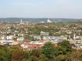 Blick über Hagen mit vielen Gebäuden und Bäumen. Die Immobilienpreise in Hagen spiegeln die Vielfalt der Stadt wider.