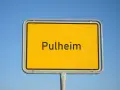 Ortsschild "Pulheim" vor blauem Himmel. Hier finden Sie Informationen zum Mietspiegel Pulheim.