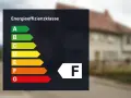 Energieausweis f. Haus: Die Energieeffizienzklasse F wird angezeigt, was auf einen hohen Energieverbrauch hindeutet.