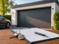 Schlüssel und Stift liegen auf einem Mietvertrag für eine Garage. Eine kostenlose Vorlage für einen Mietvertrag Garage ist hier abgebildet.