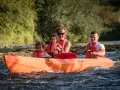 Familie genießt eine Fahrt im Kanu auf der Lippe, Kinder und Eltern mit Schwimmwesten.