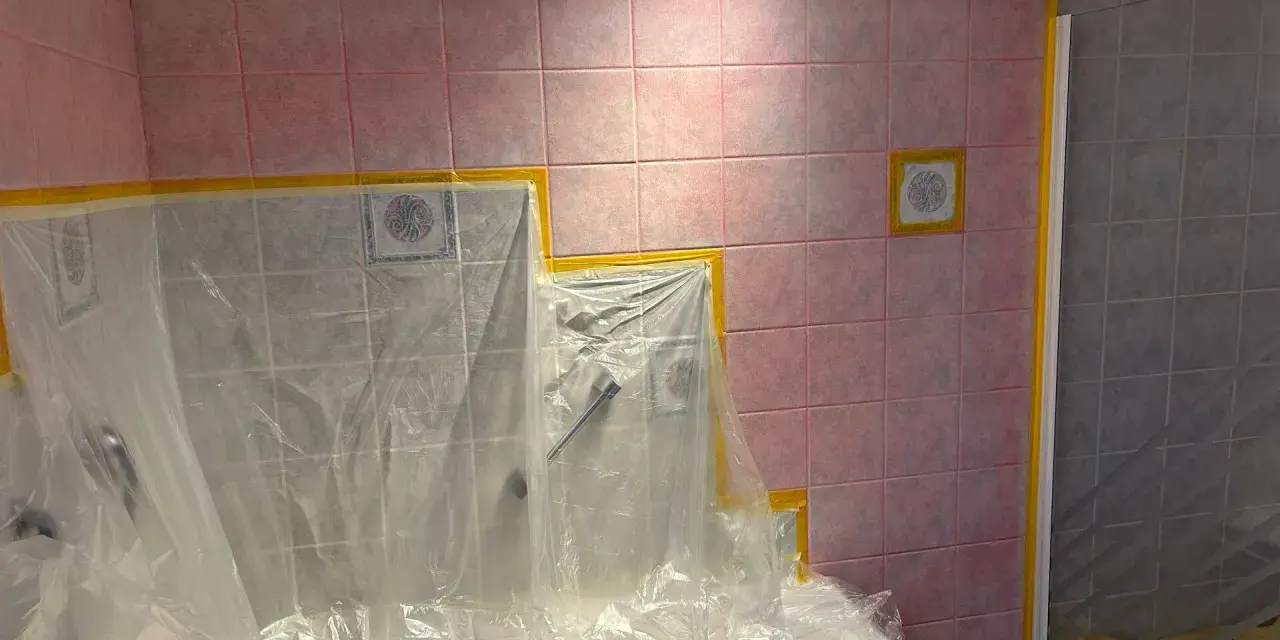 Badezimmerfliesen werden für das Streichen in der Mietwohnung abgeklebt.
