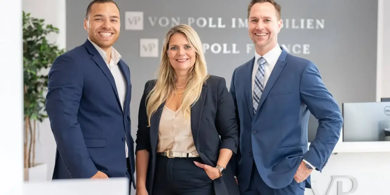 Drei Immobilienexperten lächeln vor dem Logo von Von Poll Immobilien. Sie kennen sich aus mit den Immobilienpreisen in Duisburg.