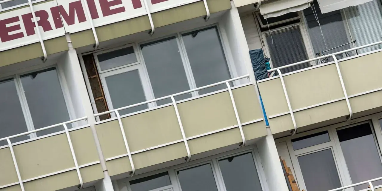 Fassade eines Mehrfamilienhauses mit der Aufschrift "ERMIETEN". Hier könnte man sich über den Mietspiegel Steinhagen informieren.
