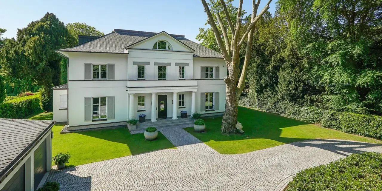 Elegante Villa mit Garten und Garage in Krefeld. Ein Blick auf die Immobilie, die die aktuellen immobilienpreise krefeld widerspiegelt.