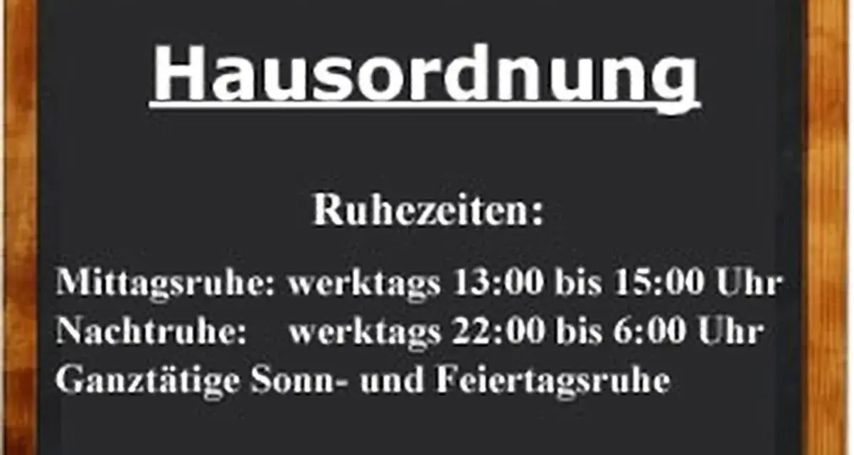 Hausordnung mit Ruhezeiten: Mittagsruhe 13-15 Uhr, Nachtruhe 22-6 Uhr, ganztägig an Sonn- und Feiertagen.