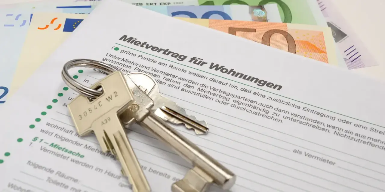 Mietvertrag für Wohnungen mit Schlüsseln und Euro-Scheinen. Informiert über den Mietspiegel Goch.