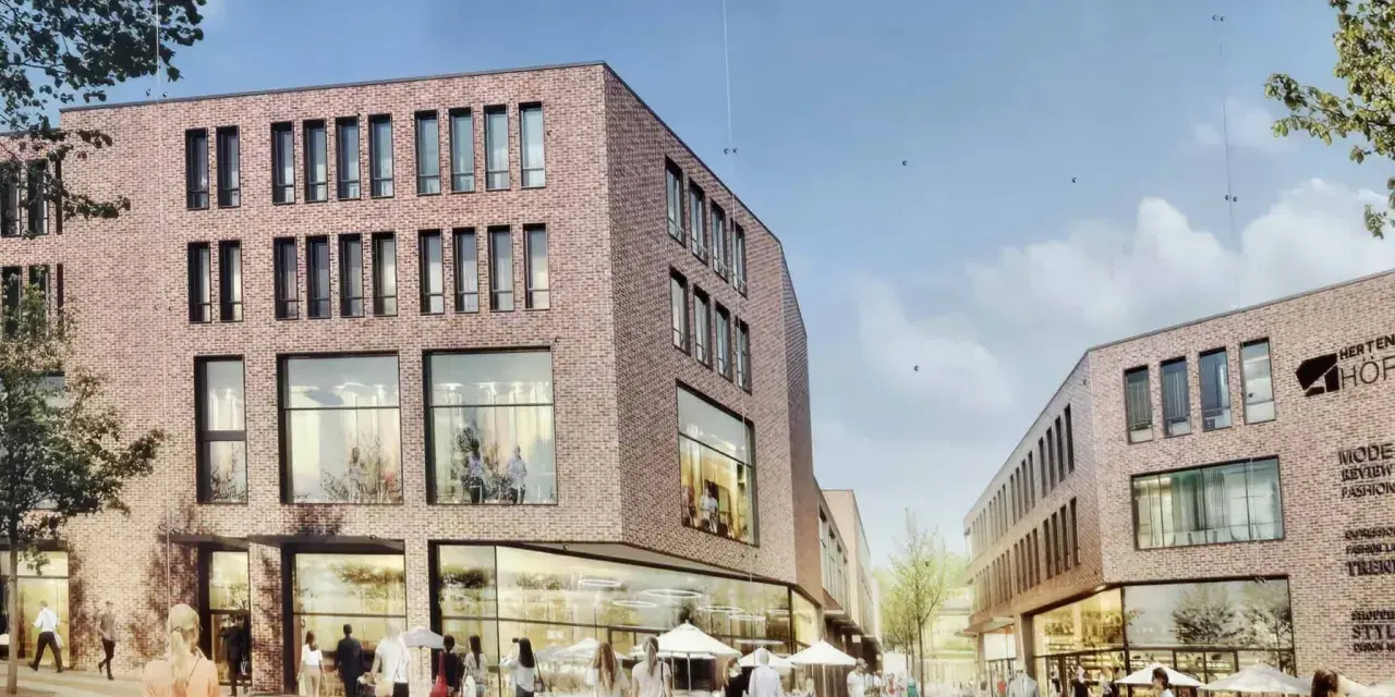 Belebtes Treiben in der Herten Innenstadt: Menschen flanieren vor modernen Backsteingebäuden mit großen Fensterfronten und Cafés.