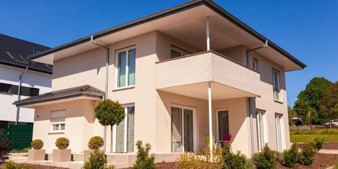 Modernes Haus mit Balkon in Herford. Informieren Sie sich über aktuelle immobilienpreise Herford für Ihr Traumhaus.