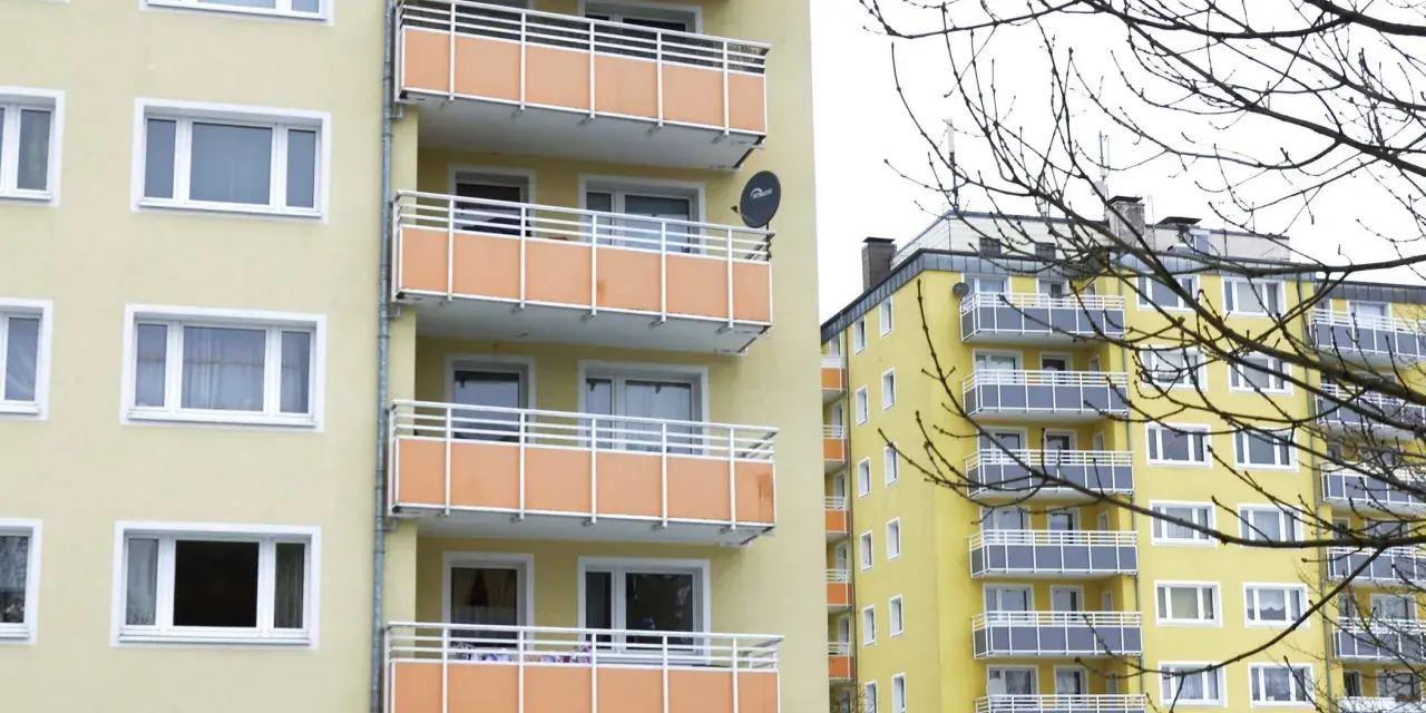 Mehrfamilienhäuser in Erkrath mit Balkonen und Fenstern. Ein Blick auf den Mietspiegel Erkrath könnte hier nützlich sein.
