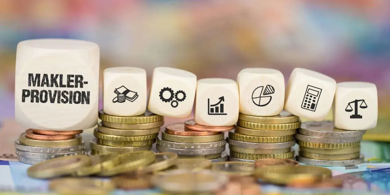 Holzwürfel mit "Makler-Provision" und Symbolen für Geld, Zahnräder, Wachstum, Diagramm, Rechner und Waage auf Münzstapeln. Ein nachweismakler und vermittlungsmakler verstehen diese Symbole.
