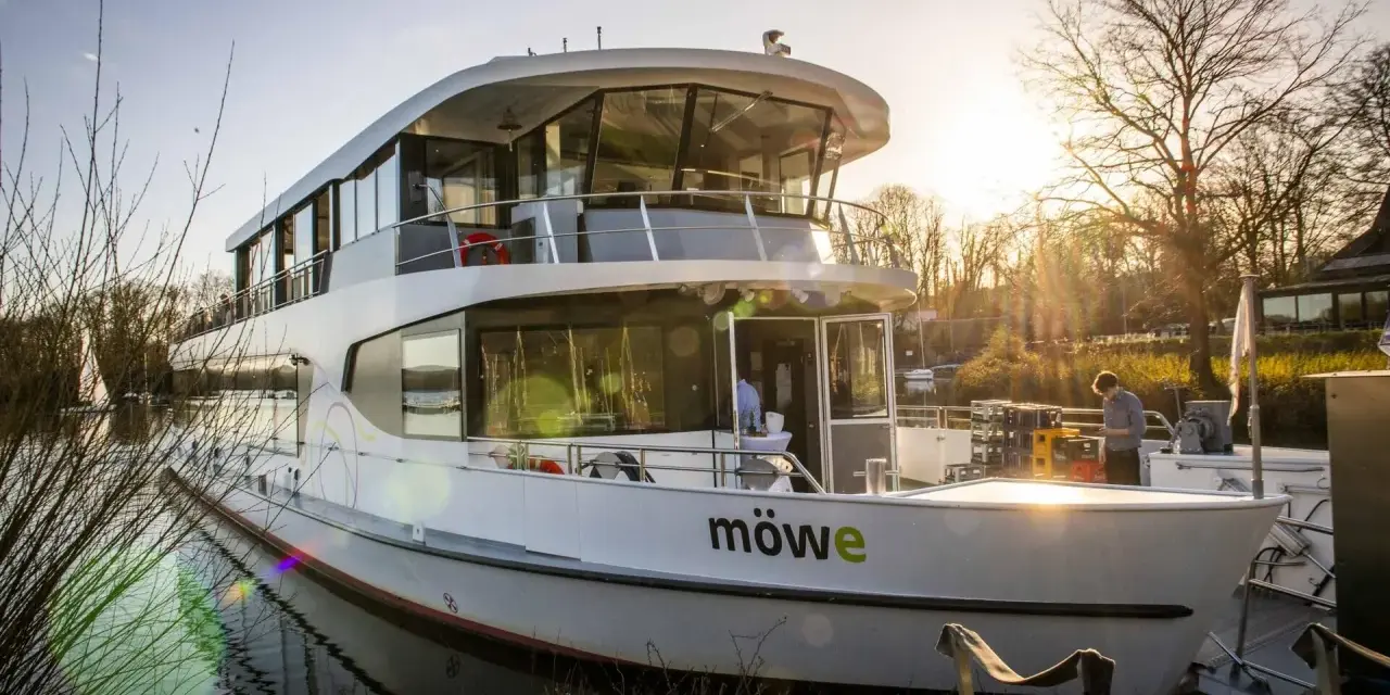 Modernes Schiff "Möwe" am Halterner See. Informieren Sie sich über Schifffahrt Haltern am See Preise für unvergessliche Erlebnisse.