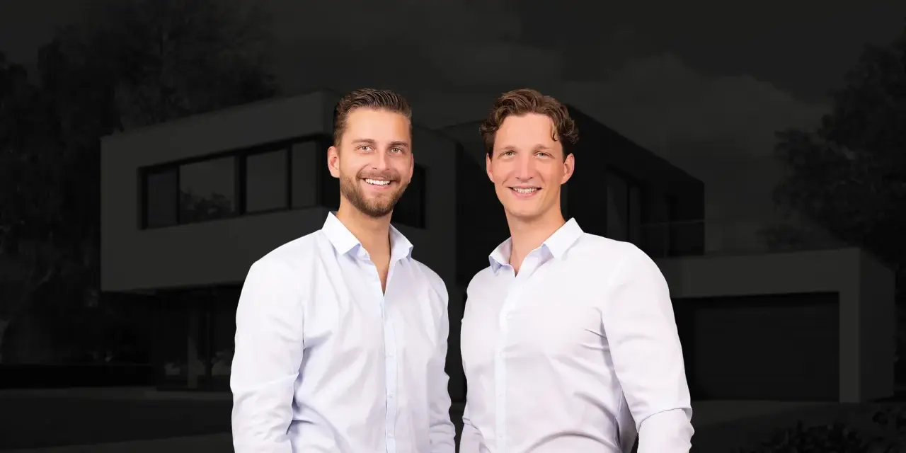 Zwei Männer vor einem modernen Haus. Sie sind Experten für Immobilienpreise in Korschenbroich und helfen Ihnen gerne weiter.